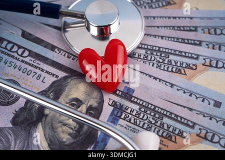 Stethoskop mit Herzform und Finanzrechnung Medizin- und Gesundheitskonzept Stockfoto
