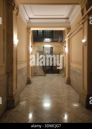 Detail des Innenraums der Lobby eines alten Wohngebäudes in der Stadt Barcelona bei Nacht. Stockfoto