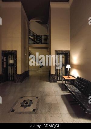 Lobby eines alten Wohngebäudes in der Stadt Barcelona, ​​stairs ohne Aufzug mit luxuriösem und teurem Aussehen. Es ist Nacht Stockfoto
