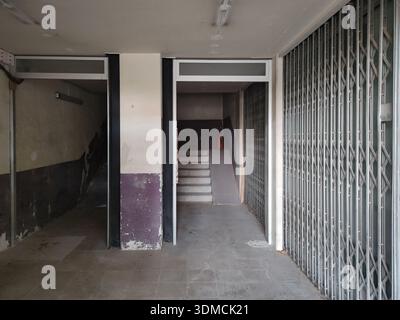 Detail der Lobby eines alten verlassenen Wohnblocks in Barcelona, ​​it ist schmutzig und versperrt Stockfoto