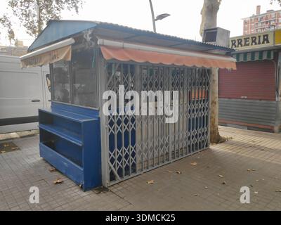 Detail eines alten Kiosks mit Blumen in der Stadt Barcelona Stockfoto