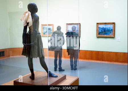 Besucher sehen Kunst und Skulpturen im Museum Boijmans Van Beuningen in Rotterdam, Niederlande. Horizontal mit Kopierraum für redaktionelle Zwecke. Stockfoto
