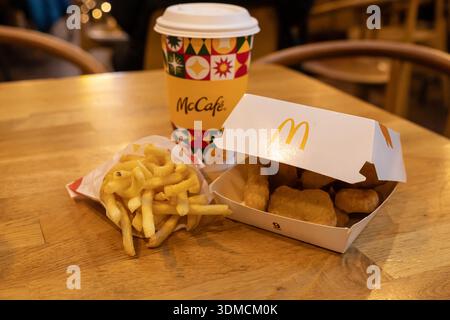 Poznan, Polen - 19. November 2025: McDonald's Combo-Menü mit McCafe-Kaffee, knusprigen Pommes frites und leckeren Chicken Nuggets, die Conveni repräsentieren Stockfoto