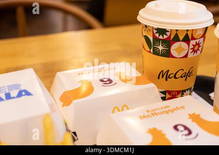 Posen, Polen - 19. November 2025: Appetitliches Fast Food-Set mit knusprigen Hähnchennuggets, einem warmen Getränk und goldenen Pommes frites, perfekt für einen Stockfoto
