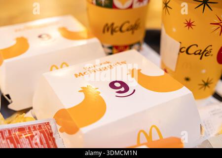 Poznan, Polen – 19. November 2025: Ein McDonald's Kurczak McNuggets-Karton mit der Nummer 9, mit McCafe-Getränken, die einen typischen Fast-Foo verkörpern Stockfoto