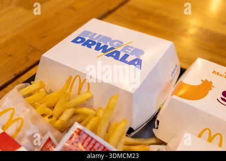Poznan, Polen – 19. November 2025: Nahaufnahme der Burger-Box McDonald's Burger Drwala neben knusprigen Pommes frites Stockfoto