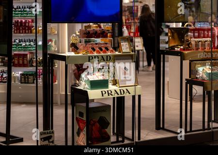 Posen, Polen - 19. November 2025: Prada präsentiert in einer modernen Abteilung exklusive Luxusdufte und Kosmetikgeschenke Stockfoto