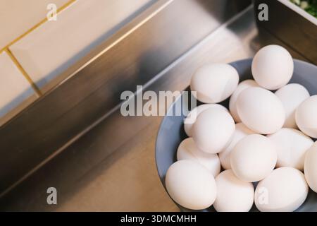 Weiße Eier in einer Schüssel auf einer Küchenzeile Stockfoto