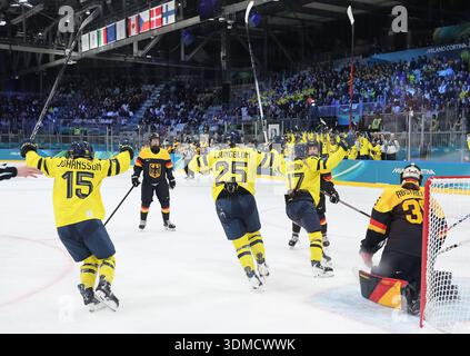 Mailand, Italien. Februar 2026. Die schwedischen Spieler Lisa Johansson (15), Lina Ljungblom (25) und Sofie Lundin (17) feiern am Donnerstag, den 5. Februar 2026, ein zweites Tor gegen Schweden. Foto: Aaron Josefczyk/UPI Credit: UPI/Alamy Live News Stockfoto