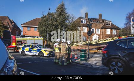 Notfallmitarbeiter besprechen, wie ein Brand in einem Wohngebiet in London bekämpft werden kann. Stockfoto