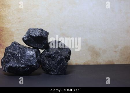 Schwarze Lavasteine, die für ein Makrostudio angeordnet sind und Textur und Form von natürlichem vulkanischem Material zeigen. Stockfoto