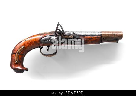 Eine historische Feuersteinpistole mit glänzendem Holzgriff, Metallschaft und Dekorationsdetails. Eine rustikale Sammlerwaffe, geeignet für historische, Stockfoto