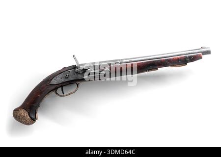 Eine klassische historische Feuersteinpistole mit dunklem Holzgriff, Metallschaft und Hammerdetail. Eine rustikale Sammlerwaffe, die für Historica geeignet ist Stockfoto