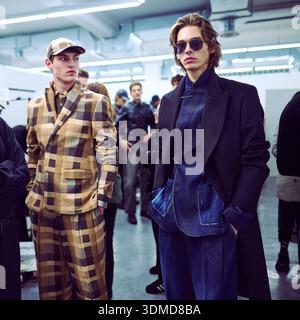 Mailand, Italien - 19. Januar 2026: Models posieren hinter der Bühne in der Fondazione Sozzani während der David Catalan Fashion Show auf der Mailänder Fashion Week Herbst Winter. Stockfoto