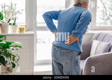 Ältere Frau mit Rückenschmerzen Stockfoto