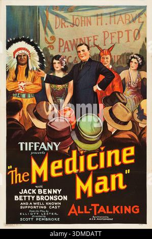 Dieses Vintage-Filmplakat aus dem Jahr 1930 wirbt für den „All-Talking“-Film „The Medicine man“ von Tiffany mit Jack Benny und Betty Bronson. Die lebendige Illustration zeigt Jack Bennys Charakter in der Mitte, der anscheinend eine indianische Person in traditioneller Kleidung, einen Mann in einem Teufelskostüm und zwei Frauen vor einer Menschenmenge unter ihm präsentiert. Stockfoto