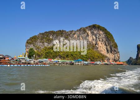 Das schwimmende Fischerdorf Koh Panyee aus Haus auf Stelzen in der Phnag Nga Bay zwischen Kalksteinkarstklippen in der Andamanensee, Thailand Stockfoto