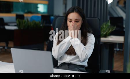 Kaukasische Geschäftsfrau erhält schlechte Nachrichten Laptop-E-Mail Geschäftsfrau Schock Emotion mit Computer Benachrichtigung Dame Agent weibliches Mädchen schockiert Stockfoto