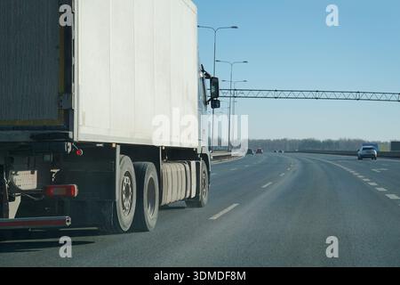 Großer weißer Sattelzug, der auf der Autobahn fährt Stockfoto