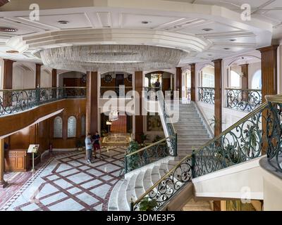 Innenansicht eines schwimmenden Restaurantbootes auf dem Nil in Kairo, Ägypten, mit eleganter Treppe, Kronleuchter, dekorativen Geländern und Visi Stockfoto
