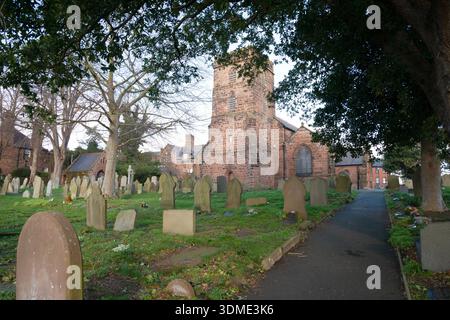 St. Mary's und St. Helen's Church, die Pfarrkirche von Neston. Stockfoto