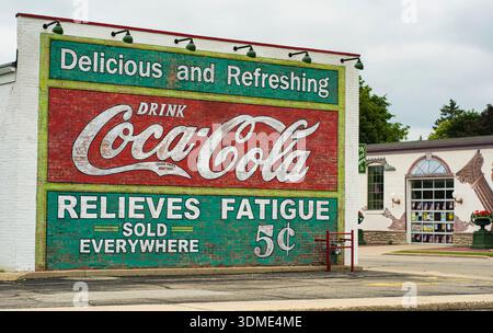 Restauriertes Vintage-Coca-Cola-Wandgemälde an einer historischen Full-Service-Station in Elkhorn, Wisconsin, mit dem Schild „Sold Everywhere 5¢“. Stockfoto