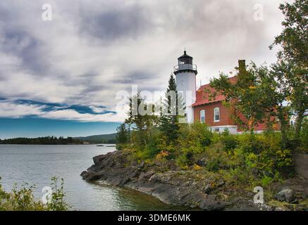 Eagle Harbor Light Station am Lake Superior in Eagle Harbor, Michigan Upper Peninsula, fotografiert im frühen Herbst. Stockfoto