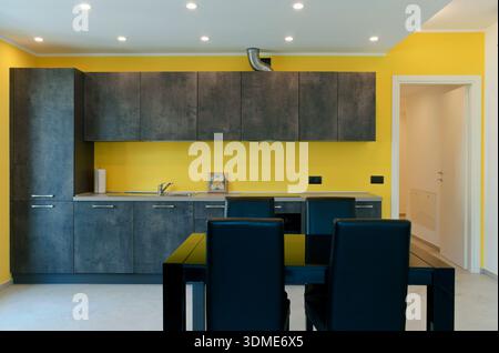 Moderne Küche und Wohnzimmer Stockfoto