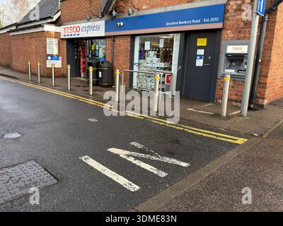 Zugang zum Tesco Express auf der Banbury Road, Stratford-upon-Avon, Warwickshire, England, Großbritannien. Stockfoto