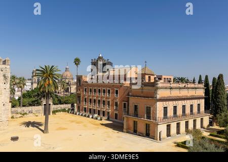 Historische maurische Festungsanlage mit dem roten Palast Palacio de Villavicencio, Alczar de Jerez de la Frontera, Cadiz, Andalusien, Spanien Stockfoto