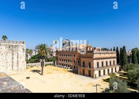 Historische maurische Festungsanlage mit dem roten Palast Palacio de Villavicencio, Alczar de Jerez de la Frontera, Cadiz, Andalusien, Spanien Stockfoto