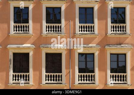 Historische maurische Festungsanlage mit dem roten Palast Palacio de Villavicencio, Alczar de Jerez de la Frontera, Cadiz, Andalusien, Spanien Stockfoto