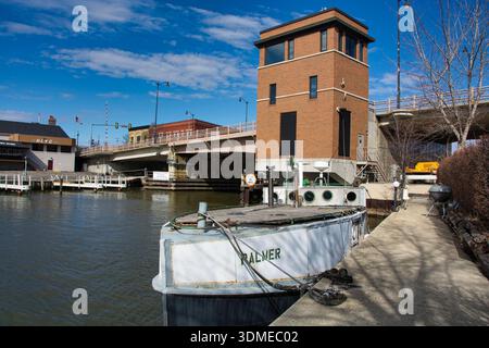 Brücke über den Root River auf der State Street, Racine, Wisconsin, mit dem Zimmer des Fahrers und einem angelegten Fischerboot. Stockfoto