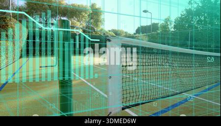 Der Fokus liegt auf dem Nahaufnahme-Tennisnetz und dem grünen Pfosten auf dem Platz im Freien, mit durchscheinender Datenüberlagerung Stockfoto