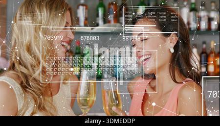 Sektflöten knallen, zwei Frauen in cremekorallenärmellosen Kleidern lachen an der Bar, AR-Überzug Stockfoto