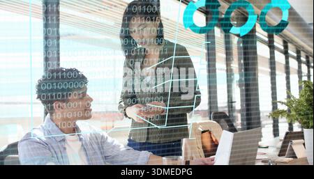 Gesten-Frau in grünem Blazer, der Papiere hält, Mann lehnt sich im Büro an Laptop mit Datenüberlagerung Stockfoto