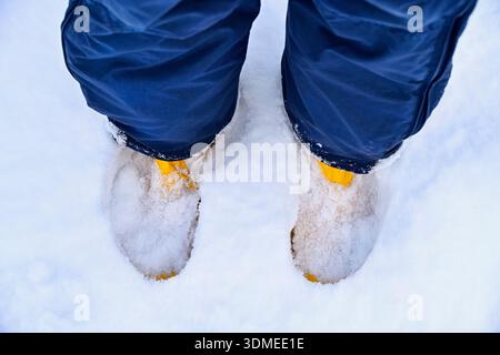 Winterstiefel im Schnee in Hamburg Stockfoto