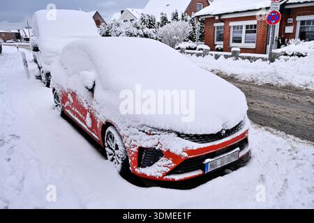 Winterbeginn: Schneebedeckte Autos auf dem Süderquerweg in Kirchwerder, Hamburg Stockfoto