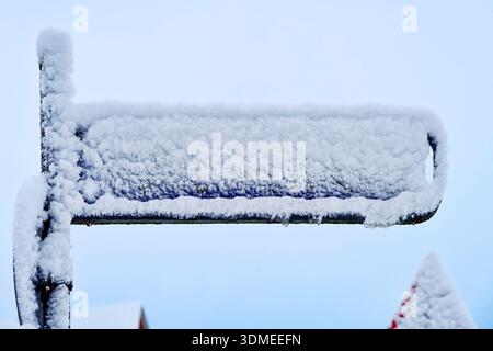 Schneebedecktes Straßenschild in Kirchwerder, Hamburg, Deutschland Stockfoto
