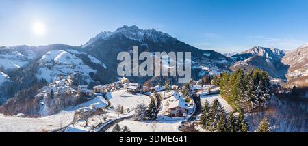 Aus der Vogelperspektive von Zambla bei Sonnenaufgang nach einem Schneefall im Winter. Val Serina, Zambla Alta, Bergamo District, Lombardei, Italien, Südeuropa. Stockfoto