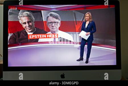 BBC BBC TV TV Nachrichtensprecherin Sophie Raworth Nachrichtensprecherin präsentiert Epstein Files Nachrichten auf Heimcomputer 4 Februar 2026 London England UK Stockfoto