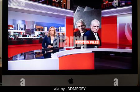 BBC TV TV News Moderatorin Sophie Raworth Newsreader präsentiert Epstein Files News auf Heimcomputer 4 Februar 2026 London England UK Stockfoto