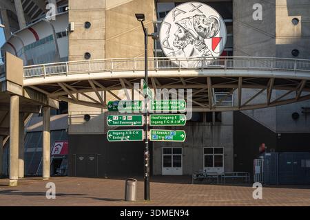 Amsterdam, Niederlande, 02.02.2026, Außenansicht der Johan Cruyff Arena mit Straßenschildern Stockfoto
