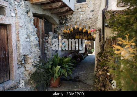 Allgemeine Ansicht der Gebäude im mittelalterlichen Dorf Canale di Tenno in der Region Trentino-Südtirol in Norditalien. Stockfoto