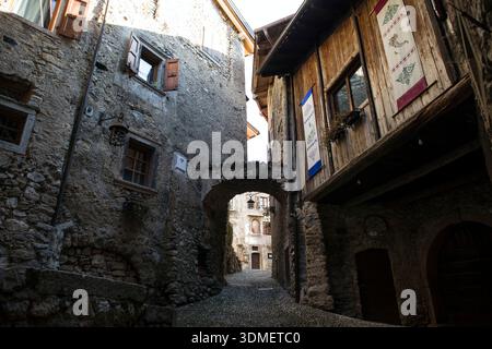 26. Januar 2026, Ville Del Monte, Italien: Allgemeine Ansicht der Gebäude im mittelalterlichen Dorf Canale di Tenno in der Region Trentino-Südtirol in Norditalien. (Credit Image: © Attila Husejnow/SOPA Images via ZUMA Press Wire) NUR REDAKTIONELLE VERWENDUNG! Nicht für kommerzielle ZWECKE! Stockfoto