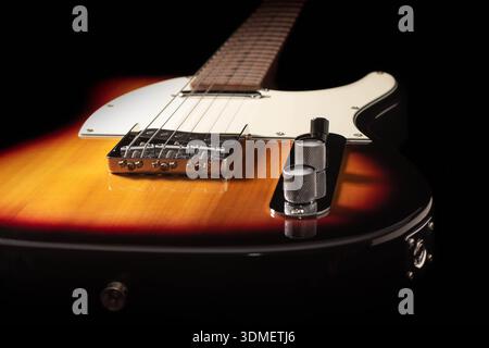 Detaillierte Ansicht einer Vintage Sunburst Telecaster elektrische Gitarre auf schwarzem Hintergrund Stockfoto
