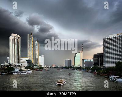 Dramatische Sturmwolken über dem Fluss Chao Phraya in Bangkok, Thailand, Juli 2019 Stockfoto