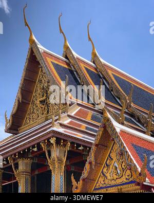 Goldene Ornamente auf dem traditionellen Dach des Tempels des Smaragd-Buddha in Wat Pho, Bangkok, Thailand, Juli 2019 Stockfoto