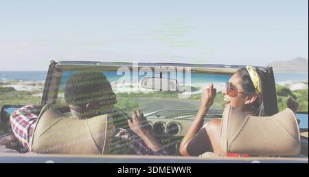 Fahrspaar-Lenkung entlang der Küstenstraße, Beifahrer-Gesten mit kariertem Sonnenbrillen-Hemd Stockfoto