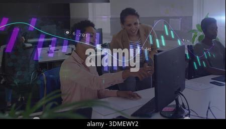 Zeigende Frau, Mentorin in braunem Blazer, erklärt im offenen Büro mit Monitoren und Kerzendiagrammen Stockfoto
